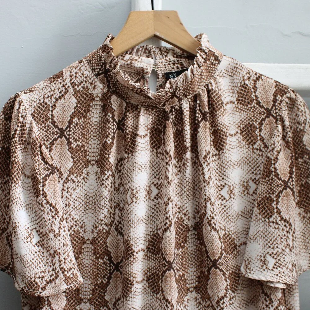 New York & Company Brown White Snake Skin Mock Neck Short Sleeve Top Medium NWT - Picture 3 of 6